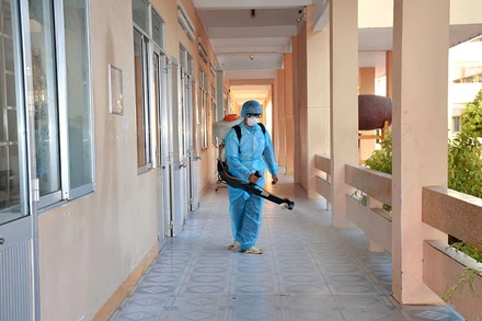 Phun thuốc khử khuẩn phòng, chống dịch Covid-19 tại trường THPT chuyên Trần Hưng Đạo, TP Phan Thiết (Bình Thuận).
