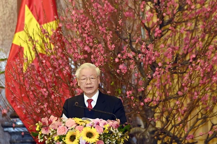 Tổng Bí thư, Chủ tịch nước Nguyễn Phú Trọng chúc Tết các đồng chí lão thành cách mạng, các đồng chí lãnh đạo và nguyên lãnh đạo Đảng, Nhà nước, Mặt trận Tổ quốc Việt Nam, cán bộ lãnh đạo của các cơ quan Trung ương và Hà Nội. (Ảnh: DUY LINH)