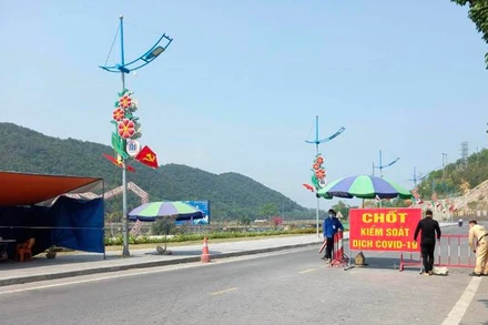 Các lực lượng chức năng tiến hành gỡ bỏ chốt kiểm soát dịch trên địa bàn huyện Vân Đồn - Quảng Ninh.