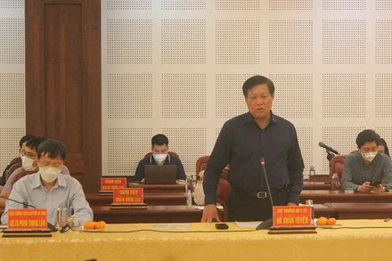 Thứ trưởng Bộ Y tế Đỗ Xuân Tuyên phát biểu tại cuộc họp.