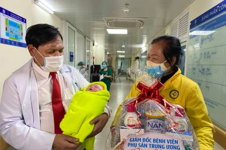 PGS, TS Trần Danh Cường, Giám đốc Bệnh viện Phụ sản Trung ương thực hiện ca đỡ đẻ, chào đón công dân nhí đầu tiên năm Tân Sửu.