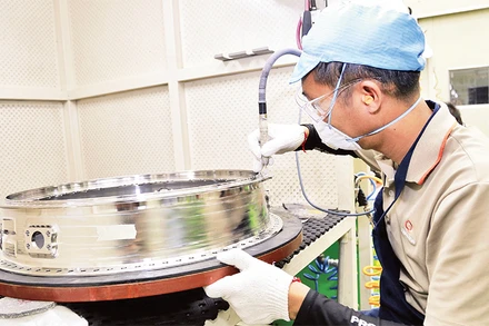 Sản xuất linh kiện động cơ máy bay tại Nhà máy Hanwha Aero Engines (FDI Hàn Quốc) ở Khu Công nghệ cao Hòa Lạc. Ảnh: MINH HÀ