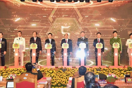 Các đại biểu nhấn nút khai trương Hệ thống cơ sở dữ liệu quốc gia về dân cư và Hệ thống sản xuất, cấp, quản lý căn cước công dân. (Ảnh: Trần Hải)