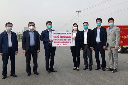 Đồng chí Trần Thị Bích Hằng, phó Chủ tịch UBND tỉnh Thái Bình (thứ tư từ phải sang) trao biểu trưng hỗ trợ vật tư y tế trị giá một tỷ đồng cho lãnh đạo tỉnh Hải Dương.