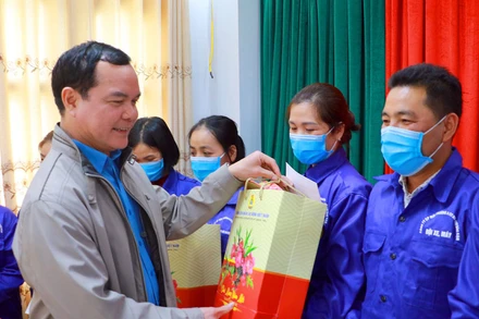 Chủ tịch Tổng LĐLĐ Nguyễn Đình Khang tặng quà công nhân, lao động Công ty CP Môi trường và Công trình đô thị trong chương trình Tết sum vầy do LĐLĐ tỉnh Bắc Kạn tổ chức. 