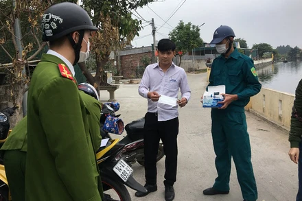 Công an phường Yên Hải, thị xã Quảng Yên xử phạt một trường hợp vi phạm các quy định về phòng, chống dịch Covid-19.