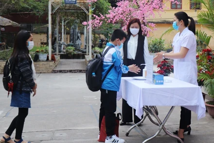 Giáo viên Trường tiểu học Ngô Sĩ Liên (TP Bắc Giang) hướng dẫn học sinh sát khuẩn tay trước khi vào lớp. (Ảnh: Lệ Thanh)