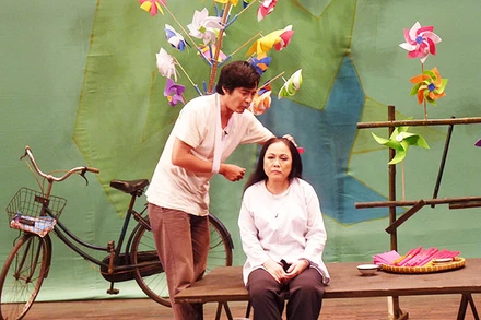 Nghệ sĩ Ái Như và Ngọc Tưởng trong vở “29 anh về”. 