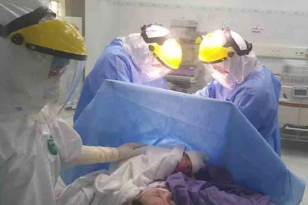 Sản phụ mắc Covid-19 được mổ bắt thai tại khu cách ly.