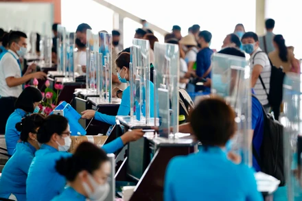 Hành khách làm thủ tục hàng không tại Cảng hàng không quốc tế Nội Bài (Ảnh do Cảng Hàng không quốc tế Nội Bài cung cấp)