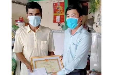 Ông Nguyễn Văn Long nhận giấy khen của UBND TP Cao Lãnh.