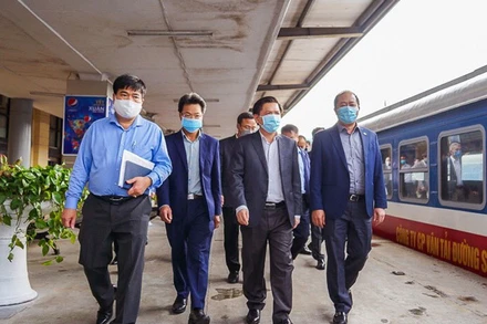 Kiểm tra công tác phòng dịch tại nhà ga, bến xe