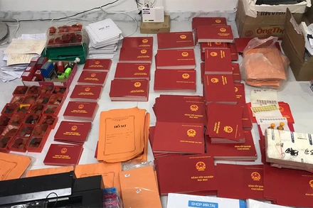 Hàng nghìn phôi bằng các loại bị cơ quan chức năng thu giữ.