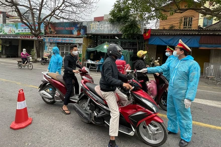 Chốt kiểm soát dịch Covid-19 từ quốc lộ 5 vào TX Kinh Môn.