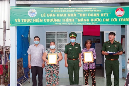 Đại diện lãnh đạo BĐBP tỉnh và Ủy ban MTTQ Việt Nam tỉnh Sóc Trăng trao Quyết định tặng nhà Đại đoàn kết cho người nghèo ở ấp Nhà Thờ, xã Trung Bình, huyện Trần Đề.