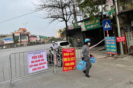 Tiếp tế nhu yếu phẩm thiết yếu vào khu cách ly ở Hải Dương.