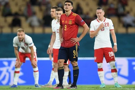 Gerard Moreno đá hỏng penlaty, thổi bay cơ hội chiến thắng của Tây Ban Nha. (Ảnh: CBS Sports)