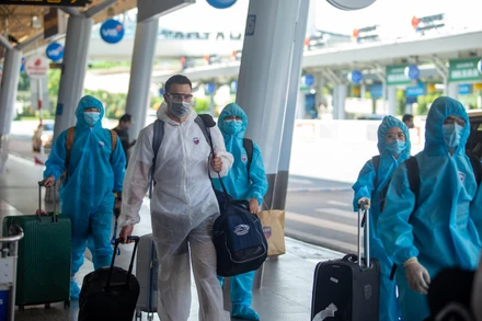 Các thành viên câu lạc bộ cùng đoàn nhân sự tại sân bay Quốc tế Cam Ranh. (Ảnh: VBA)