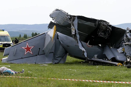 Hiện trường vụ rơi máy bay (Ảnh: TASS).