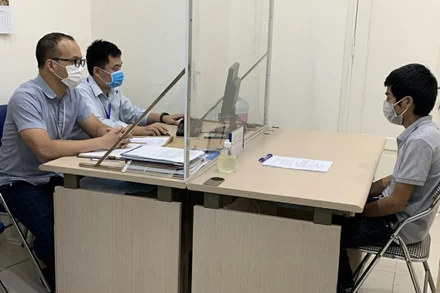 Thanh tra Sở Thông tin và Truyền thông Hà Nội làm việc với đại diện phụ trách trang tin điện tử có hành vi vi phạm. 