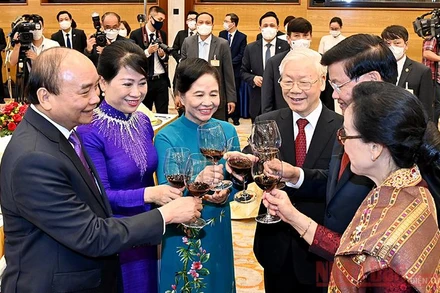 Tổng Bí thư Nguyễn Phú Trọng và Phu nhân, Chủ tịch nước Nguyễn Xuân Phúc và Phu nhân cùng Tổng Bí thư, Chủ tịch nước Lào Thongloun Sisoulith và Phu nhân nâng cốc chúc mừng tình đoàn kết, hữu nghị Việt Nam - Lào (Ảnh: Đăng Khoa).