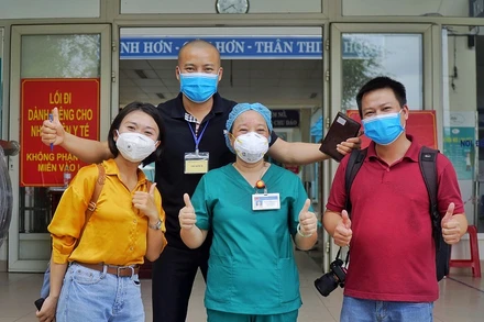 Nguyễn Thu Hằng (áo vàng) và các đồng nghiệp tại cơ sở điều trị bệnh nhân Covid-19 ở Đà Nẵng.