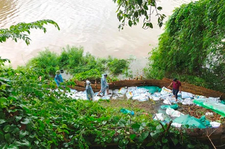 Lực lượng chức năng khắc phục sự cố sạt lở. Ảnh: TRỌNG TÙNG