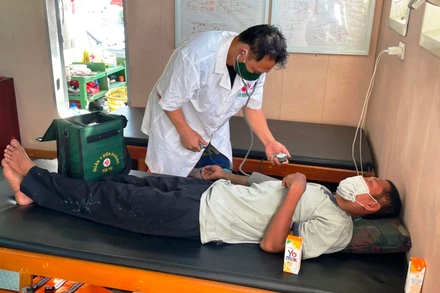 Ngư dân Lê Đức Dương được chăm sóc sức khỏe trên tàu Biên phòng CN09.