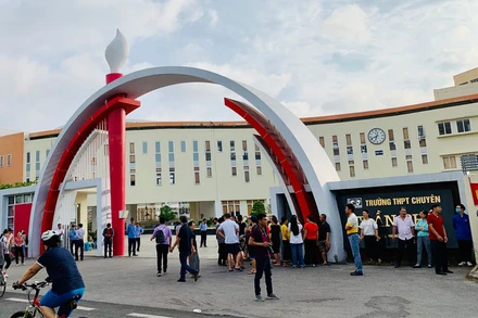 Từ ngày 14-6, học sinh lớp 12 tiếp tục được đến trường ôn tập thay việc học online ở nhà.