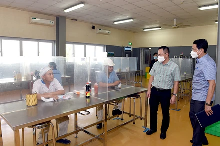 Kiểm tra việc phòng chống Covid-19 trong khu vực nhà ăn của một doanh nghiệp ở KCN Nam Cấm.
