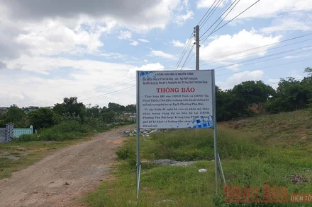 Bảng Thông báo thống kê mồ mả là biển hiệu duy nhất để nhận biết khu vực này là Dự án Khu dân cư Nguyễn Thông