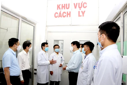 Bộ trưởng Y tế Nguyễn Thanh Long thăm khoa Bệnh Nhiệt đới, Bệnh viện Chợ Rẫy. (Ảnh bệnh viện cung cấp)