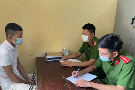 Công an lấy lời khai của đối tượng liên quan