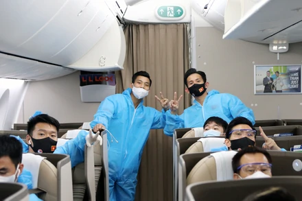 Đội tuyển Việt Nam được bố trí ngồi tại khoang riêng biệt và mặc trang phục bảo hộ trong suốt hành trình bay. (Ảnh: VFF)