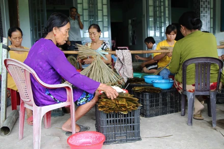 Cả gia đình “chạy đua” cho kịp sản phẩm. 