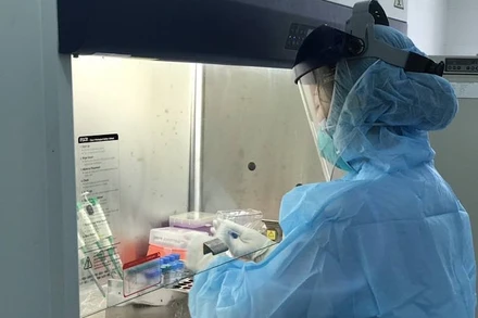 Lấy mẫu xét nghiệm sàng lọc Covid-19 ở Trung tâm kiểm soát bệnh tật tỉnh Thanh Hóa