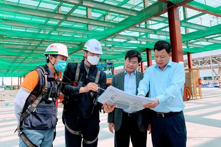 Vừa chống dịch tốt, vừa cải cách thủ tục hành chính, tạo điều kiện cho các nhà đầu tư, Hải Phòng được các doanh nghiệp nước ngoài chọn để tiếp tục đầu tư, mở rộng sản xuất tại đây. Trong ảnh: Tập đoàn LG tiếp tục đầu tư xây dựng nhà xưởng, mở rộng sản xuất tại Khu công nghiệp Tràng Duệ (Hải Phòng). (Ảnh: Ngô Quang Dũng) 