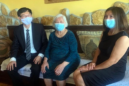 Đại sứ Lê Hồng Trường tới chia buồn cùng vợ và con gái đầu của ông Kostas Sarantidis Nguyễn Văn Lập. (Ảnh do Đại sứ cung cấp)