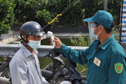 Lực lượng chốt kiểm dịch kiểm tra thân nhiệt người vào xã Tân Ninh, huyện Tân Thạnh, tỉnh Long An.