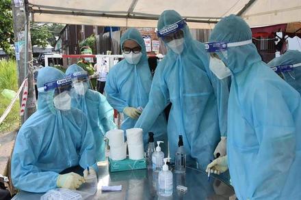 Thứ trưởng y tế Nguyễn Trường Sơn kiểm tra điểm phong tỏa thuộc phường An Lạc, quận Bình Tân, TP Hồ Chí Minh. (Ảnh: TRỌNG NGUYỄN)