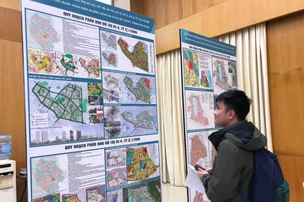 Người dân tìm hiểu các quy hoạch phân khu đô thị.
