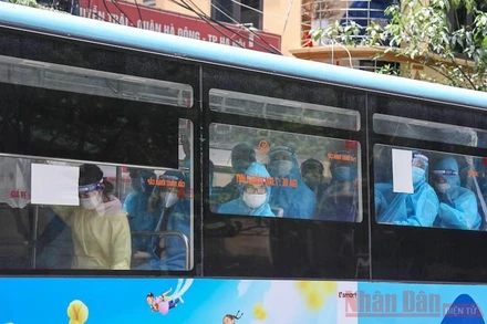 Những công dân Hà Nội đầu tiên được đón từ Bắc Giang trở về bằng xe buýt