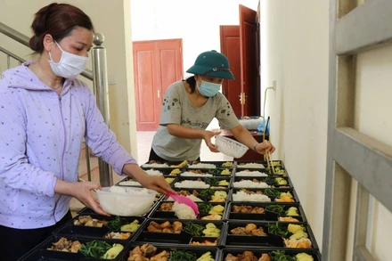 Những suất ăn đủ đầy đang được chị em trong Hội Phụ nữ chuẩn bị chu đáo.