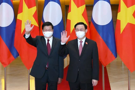 Chủ tịch Quốc hội Vương Đình Huệ và Tổng Bí thư, Chủ tịch nước Lào Thongloun Sisoulith tại lễ đón. Ảnh: Duy Linh.