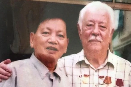  Đại tá Võ Văn Minh và đồng đội Nguyễn Văn Lập năm 2005.