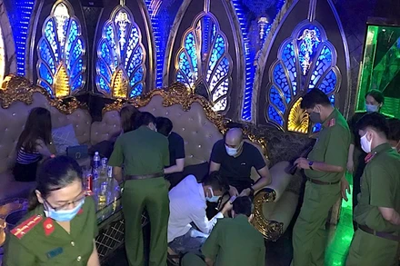 Lực lượng nghiệp vụ phát hiện cơ sở karaoke Gossip có khách bên trong bất chấp lệnh “giới nghiêm”.