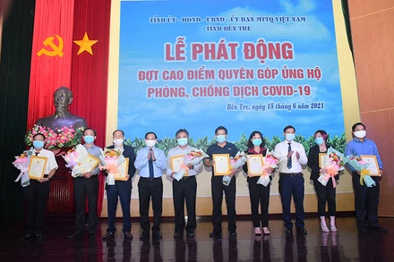 Chủ tịch Ủy ban nhân dân tỉnh Bến Tre trao hoa, thư cảm ơn cho các nhà tài trợ.