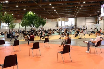 Chờ tiêm vaccine ngừa Covid-19 tại Brussels, Bỉ. (Ảnh: Getty Images)