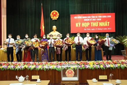 Lãnh đạo tỉnh Hà Tĩnh tặng hoa chúc mừng các đồng chí được bầu giữ chức danh chủ chốt Hội đồng nhân dân, Ủy ban nhân dân tỉnh nhiệm kỳ 2021 -2026.