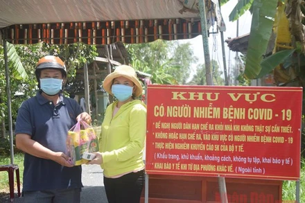 Anh Trần Văn Hải tặng nước giải khát cho lực lượng phòng chống dịch.